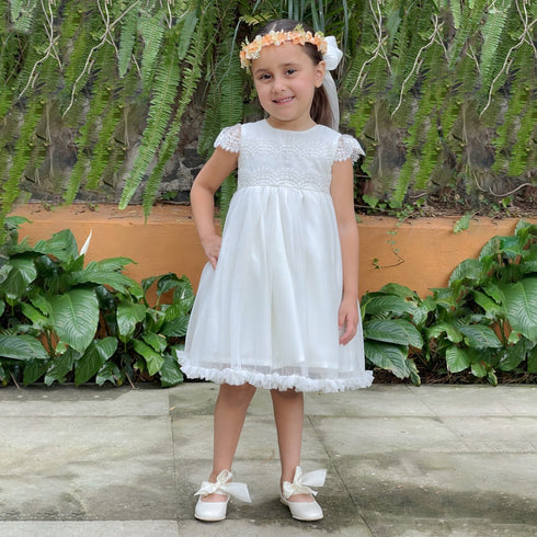 elegante vestido de ceremonia, confeccionado en malla con delicado encaje portugués en las mangas y el talle. La falda presenta un hermoso diseño con retoño, añadiendo un toque sofisticado. Perfecto para cualquier tipo de evento, especialmente ideal para pajes en bodas. Haz de cada ocasión un momento memorable con este vestido exclusivo.